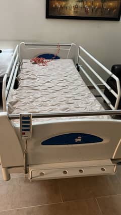 Patient bed with pressure mattress