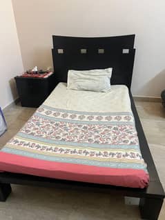 Single bed with 1 side table