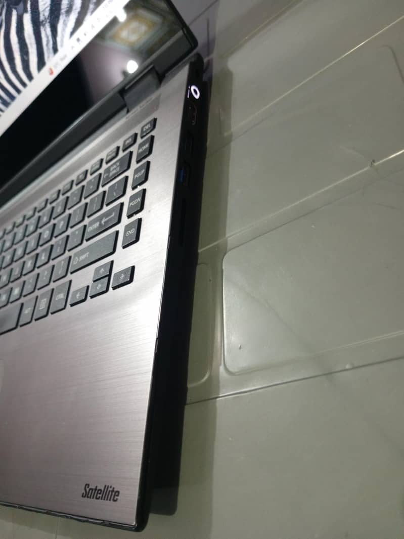 Laptop Toshiba Touch screen 10/10 condition no any problem 5