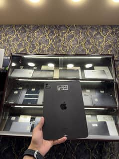 I pad pro M4 (256GB) mint condition
