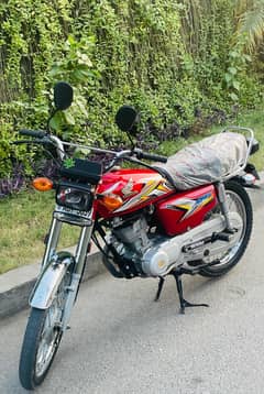 Honda 125 red color