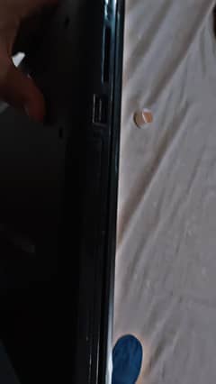 AMD A6 5GEN 10/10 BODY SOME SCRATCHES ON PROTECTOR NOT DISPLAY