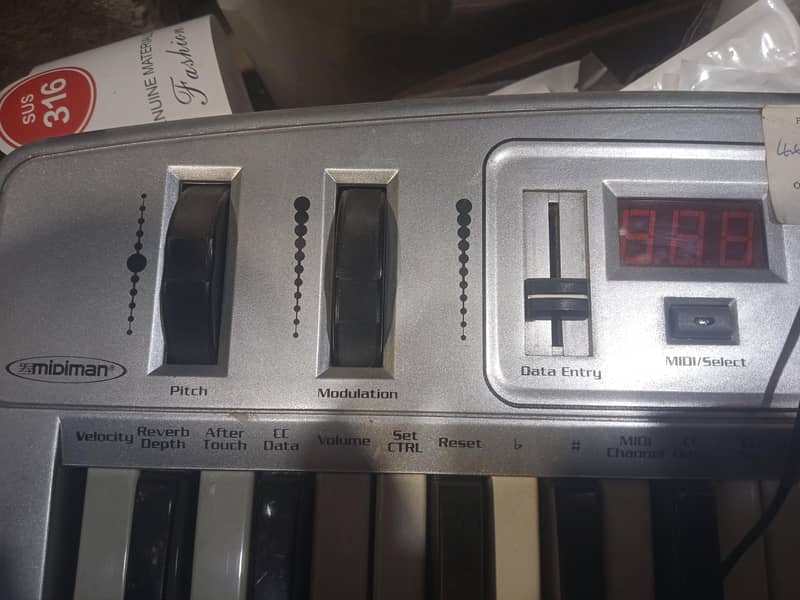 M-Audio Oxygen 8 25-Key MIDI Controller Keyboard 3