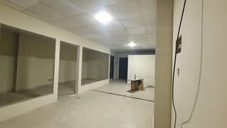 900 Square Feet Commercial New Corporate OFFICE FOR RENT GULBERG 3