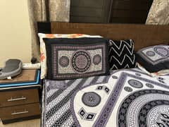 Bedroom set (including 2 side tables and dresser)