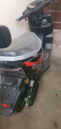 2025 brand new Evee scooty sirf 45 km chuli urgent sale
