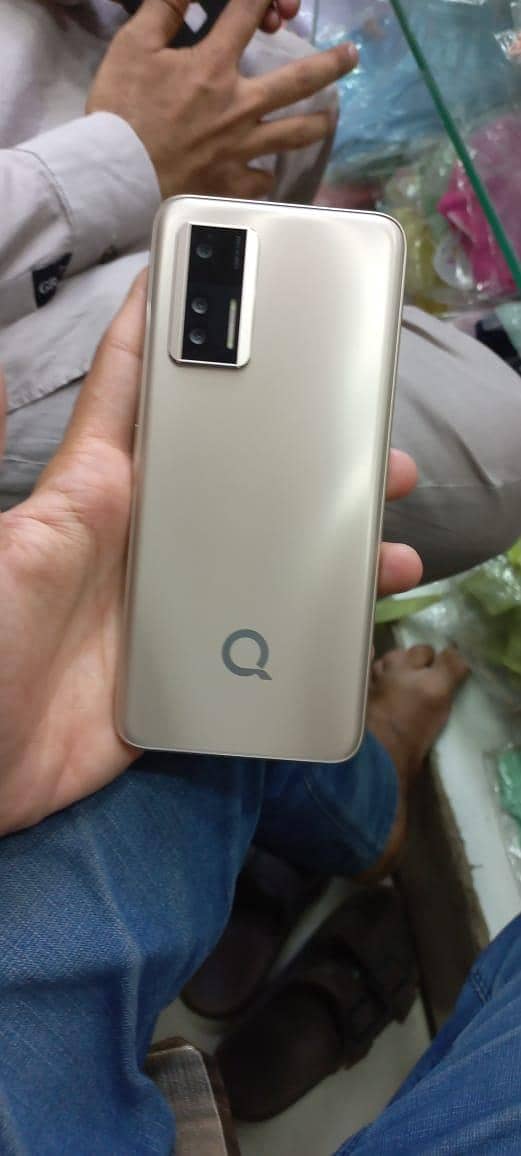 Q smart ultra 10/10 Condition proof  with box Nd adapter 1