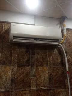 Gree 1 ton AC.  Gas pressure 100 but leak hai.