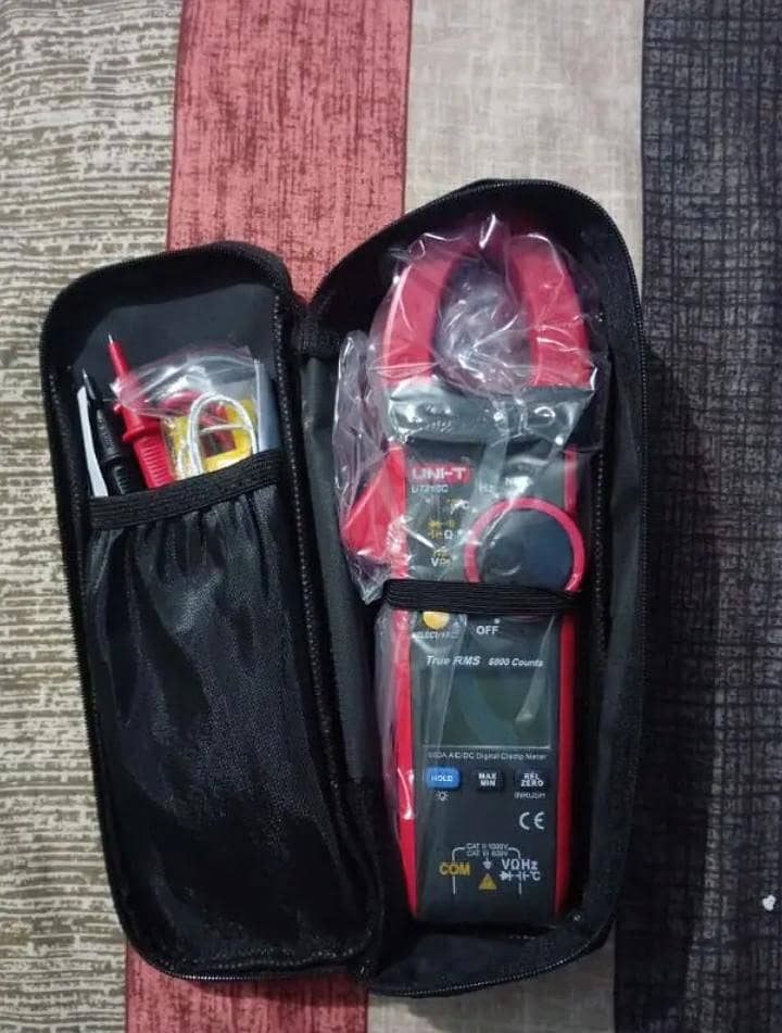 UNI-T UT216C True RMS Digital Clamp Meter 1