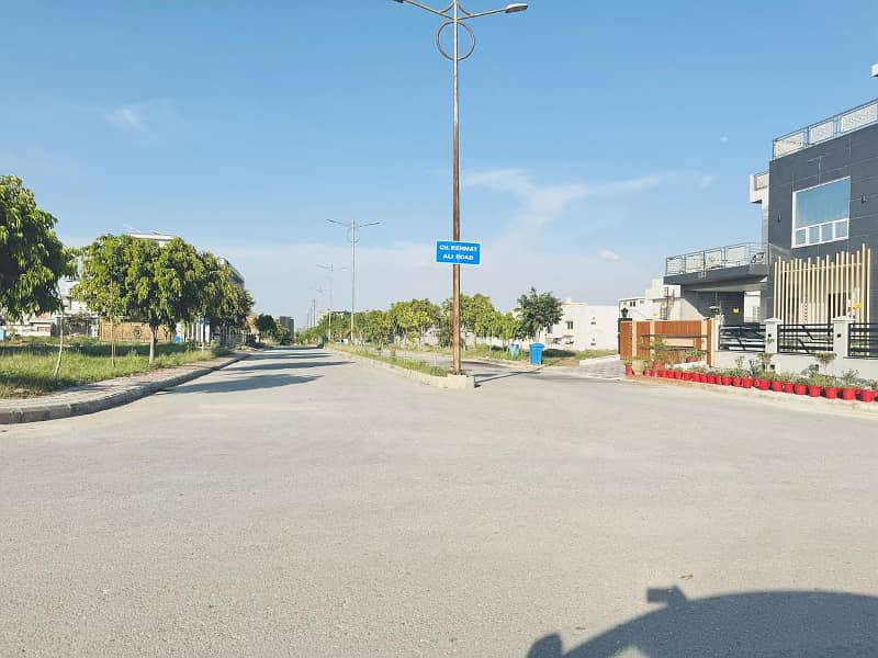 1 kanal Plot in B block Prime Location 9
