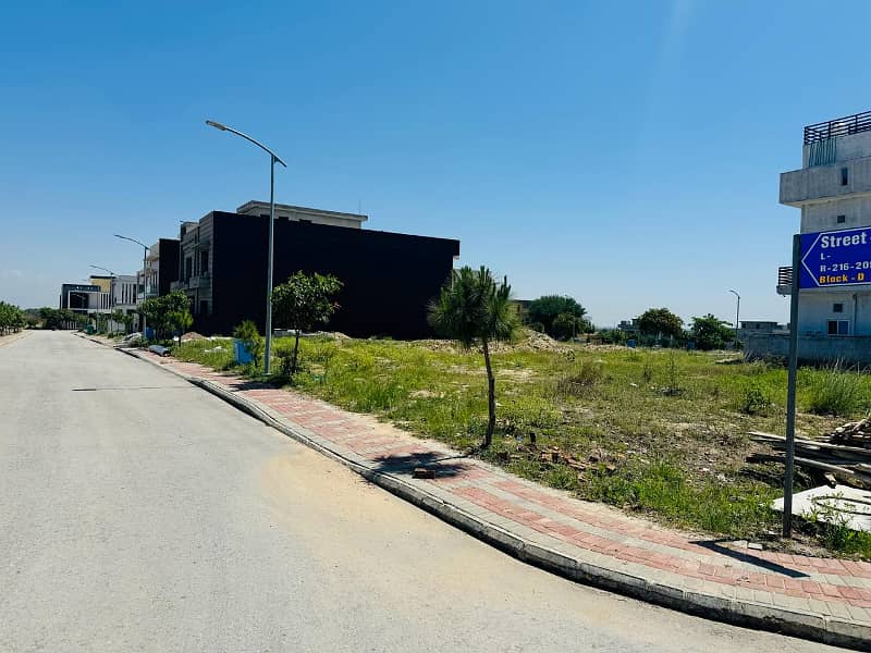 1 kanal Plot in B block Prime Location 12