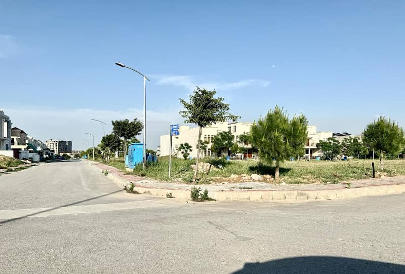 1 kanal Plot in B block Prime Location 14