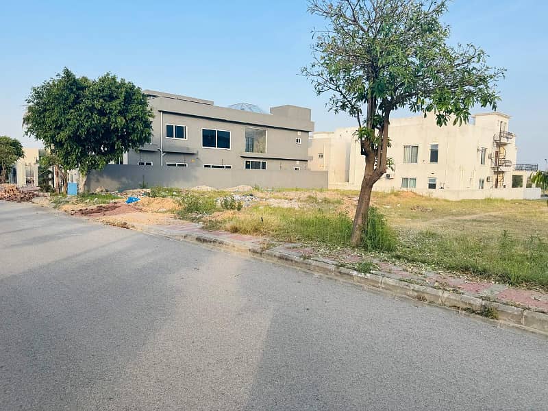 1 kanal Plot in B block Prime Location 18