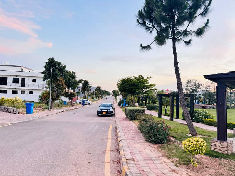 1 kanal Plot in B block Prime Location 25