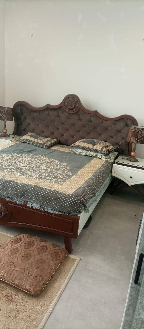 king size bed with side tables and dressing  table 0