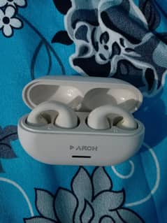arch airbads with box and cable
