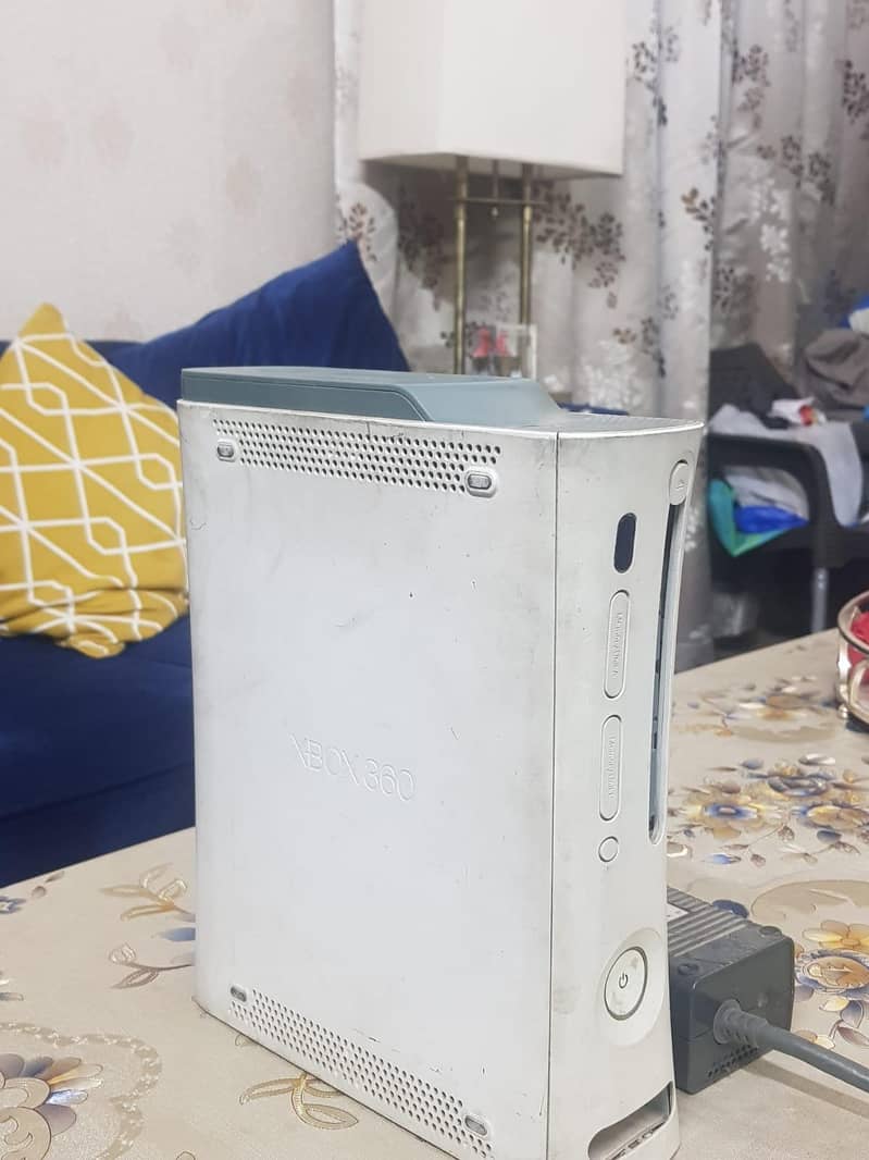 XBOX 360 WHITE JASPER MODEL WITH 2 CONTROLLERS AND 36 INSTALLED GAMES 1