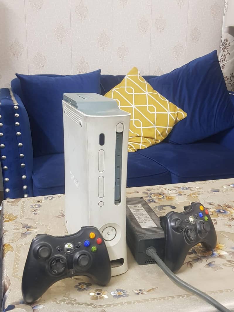 XBOX 360 WHITE JASPER MODEL WITH 2 CONTROLLERS AND 36 INSTALLED GAMES 3