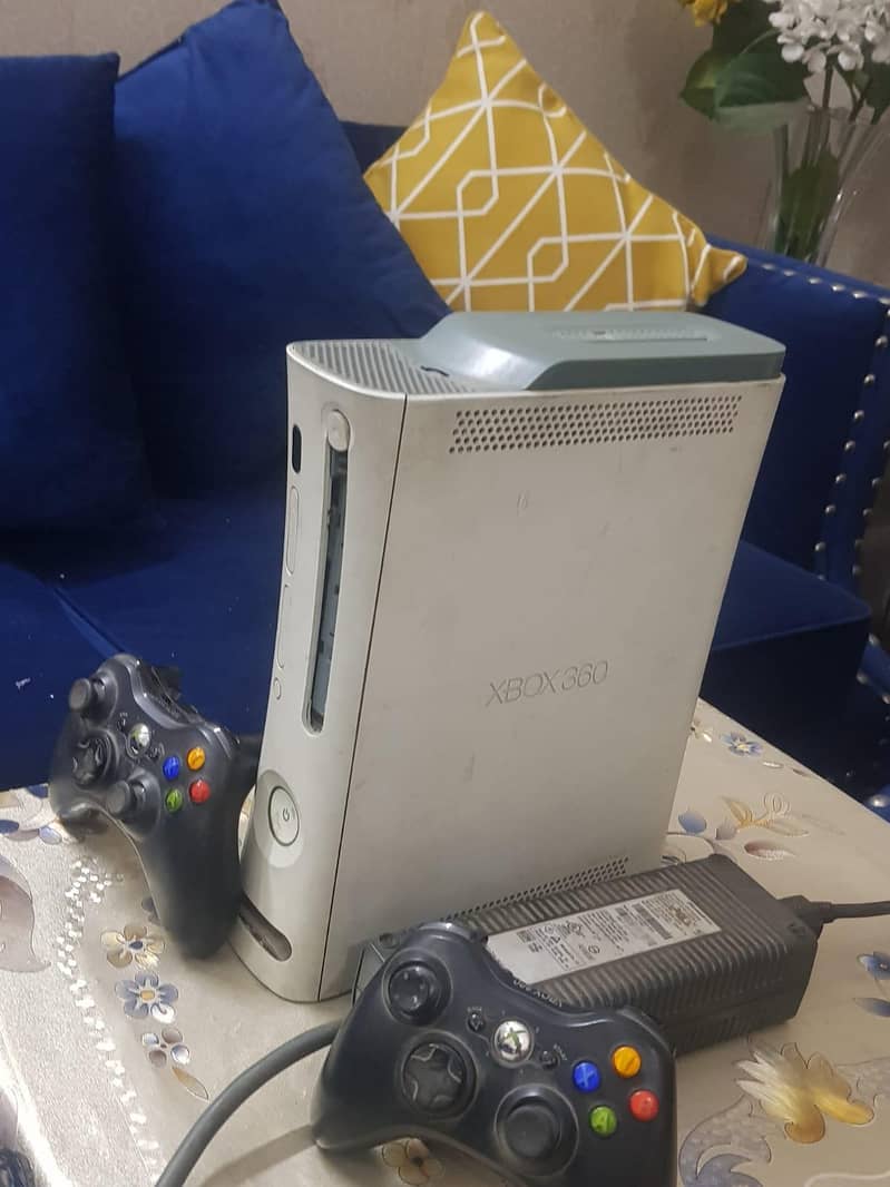 XBOX 360 WHITE JASPER MODEL WITH 2 CONTROLLERS AND 36 INSTALLED GAMES 4