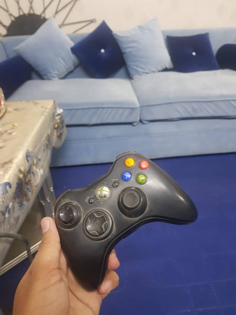 XBOX 360 WHITE JASPER MODEL WITH 2 CONTROLLERS AND 36 INSTALLED GAMES 5