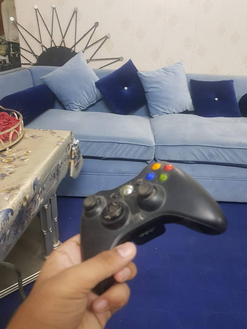 XBOX 360 WHITE JASPER MODEL WITH 2 CONTROLLERS AND 36 INSTALLED GAMES 6