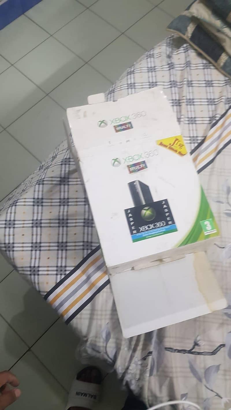 XBOX 360 WHITE JASPER MODEL WITH 2 CONTROLLERS AND 36 INSTALLED GAMES 10