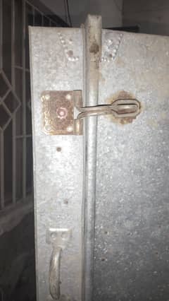 peti saman rakhne wali