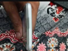 i m selling my iPhone 7 lush condition