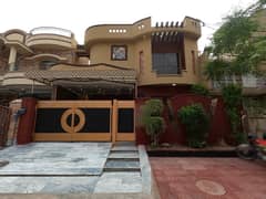 10 Marla House In Stunning Allama Iqbal Town - Umar Block Is Available For sale