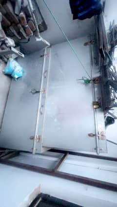 Full size double door trunk paiti paisay aik k likhay hain