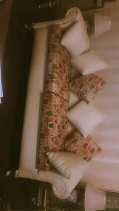 Luxurious 3 seater sofa in mint condition