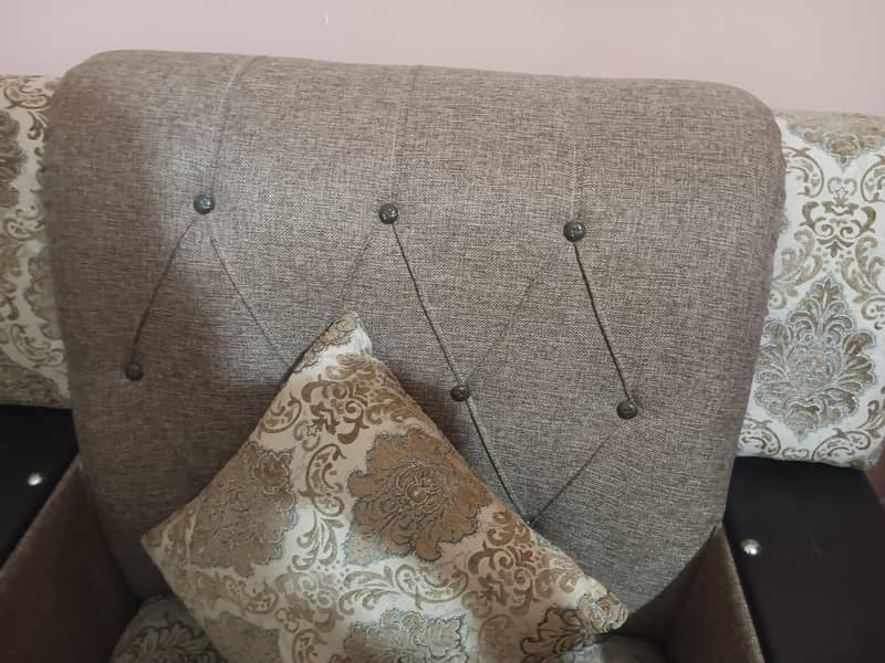 5 seatr sofa set and table 10/10 condition 0