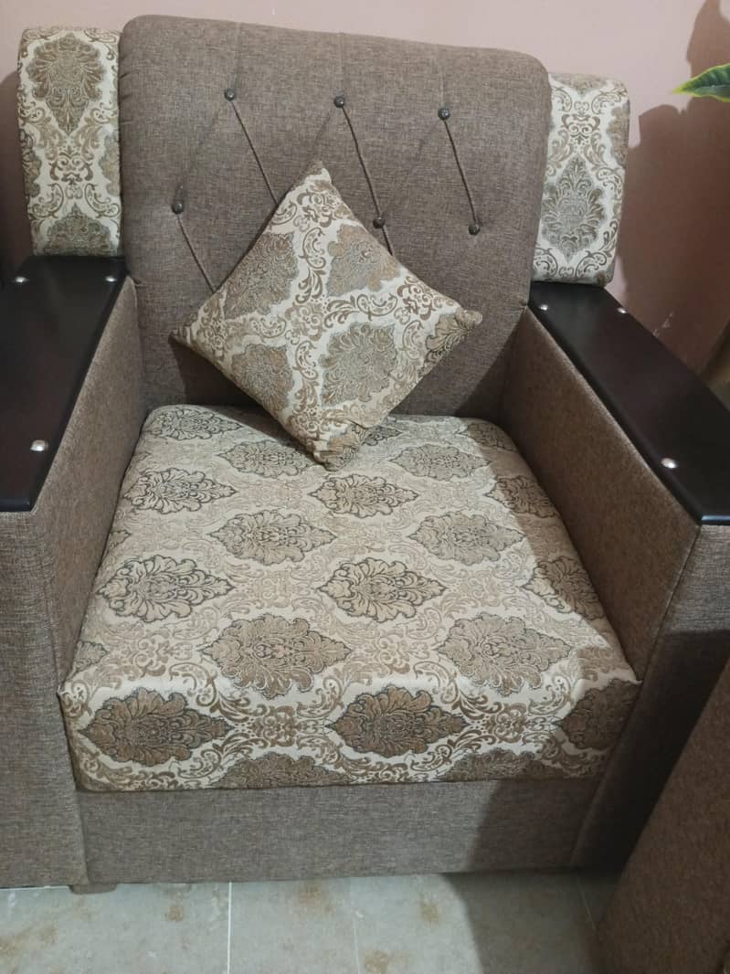 5 seatr sofa set and table 10/10 condition 1