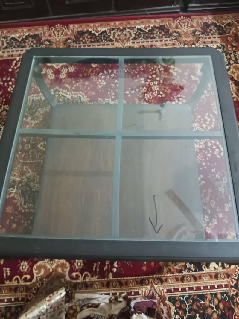 5 seatr sofa set and table 10/10 condition 5