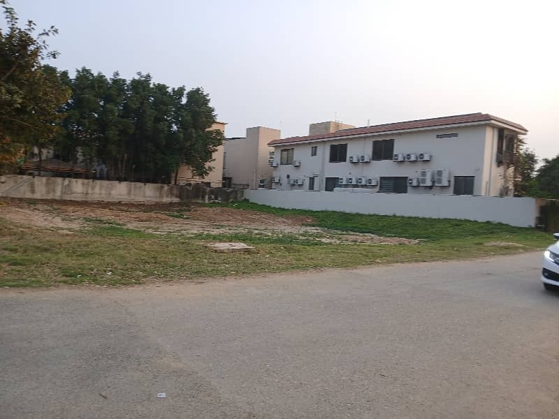 10 MARLA PLOT AT IDEAL LICATION AND REASONABLE PRICE 0