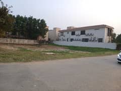 10 MARLA CORNER PLOT AT IDEAL LOCATION AND REASONABLE PRICE