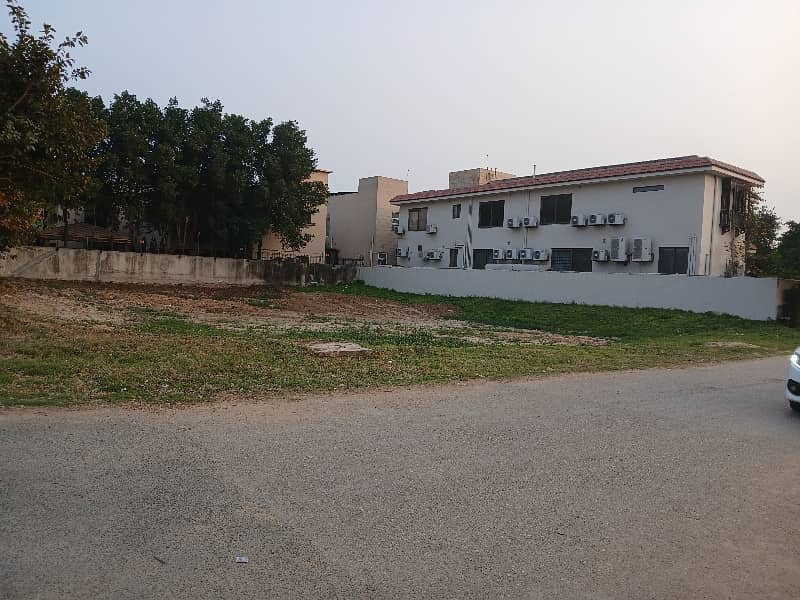 10 MARLA CORNER PLOT AT IDEAL LOCATION AND REASONABLE PRICE 1