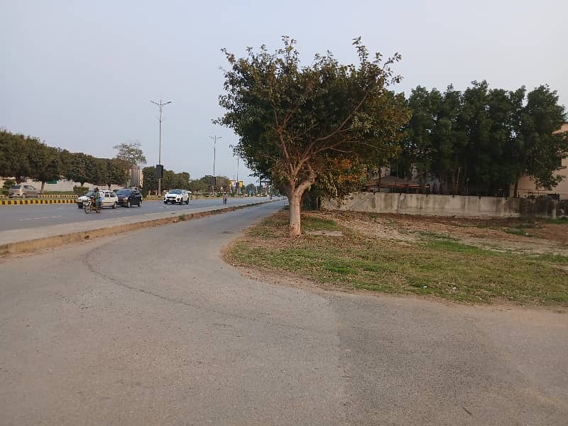 10 MARLA CORNER PLOT AT IDEAL LOCATION AND REASONABLE PRICE 2