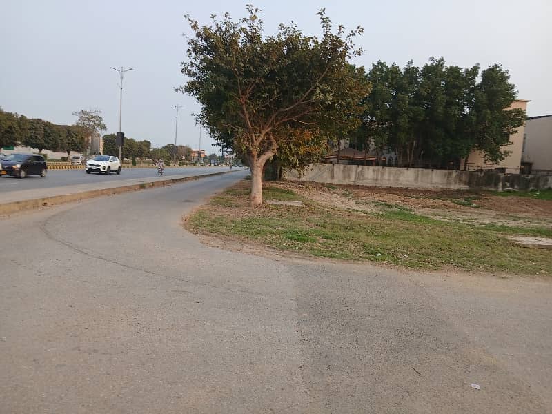 10 MARLA CORNER PLOT AT IDEAL LOCATION AND REASONABLE PRICE 3