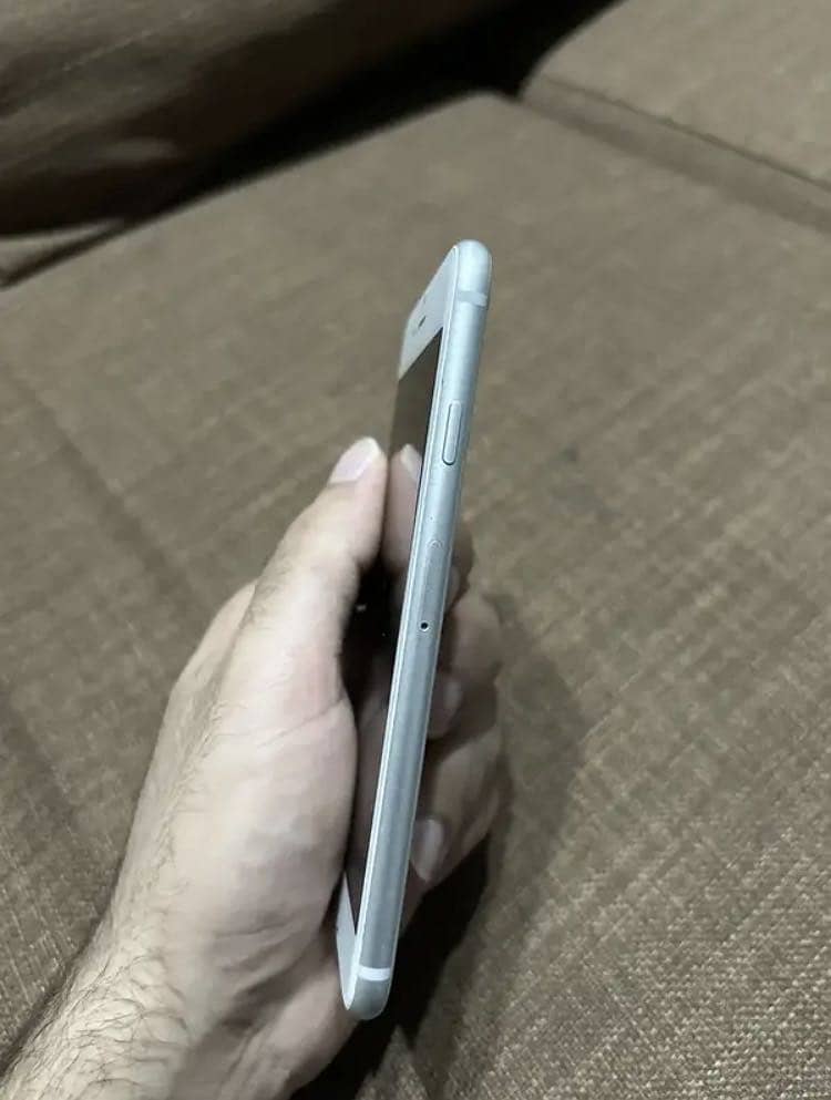 iPhone 8 10/10 condition Non Pta 2