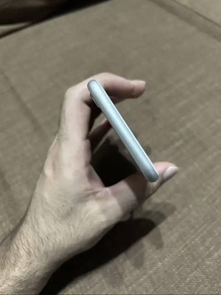 iPhone 8 10/10 condition Non Pta 4