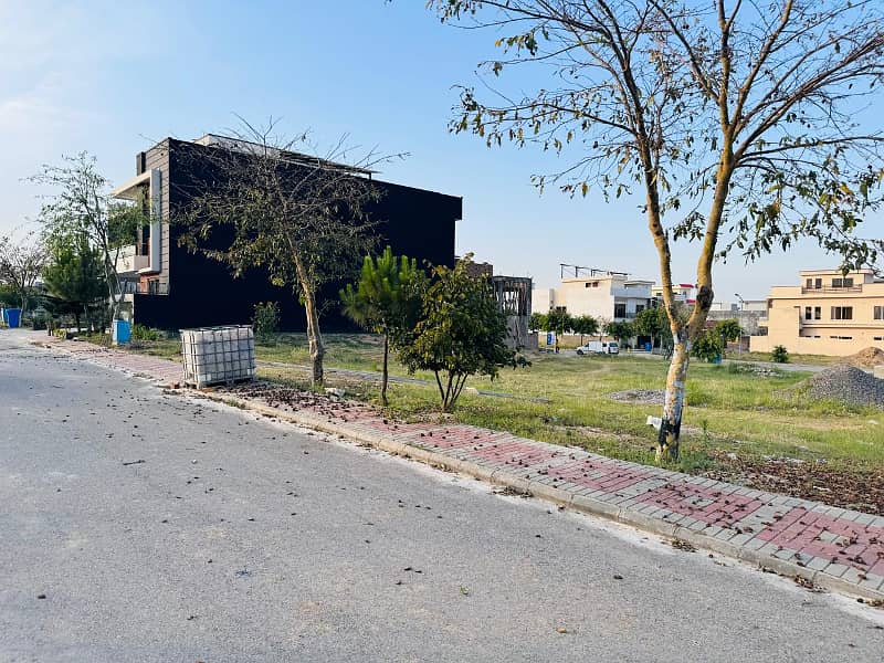 1 kanal Plot in B block Prime Location 9