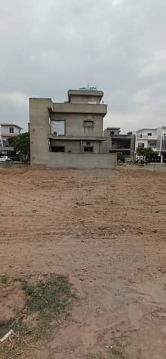 5 marla plot available for sale in park view city Lahore