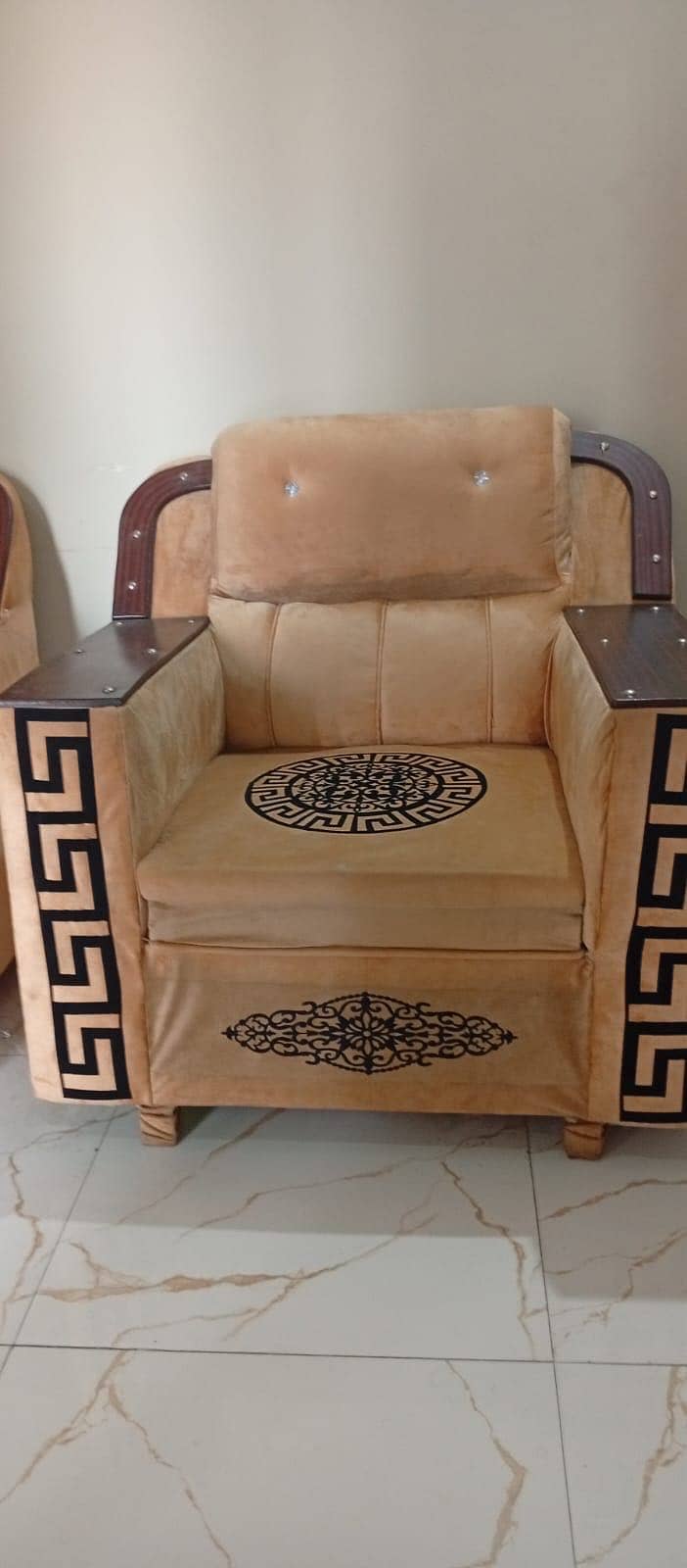 3 sofa in very good condition 2