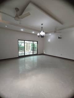 1 Kanal Lower Floor Available For Rent Near All Facilities