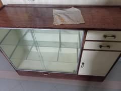 Divider for showcases
