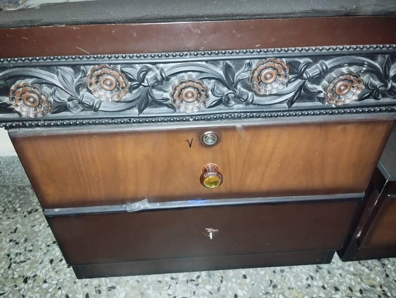 bed set with side tables & dressing table 3