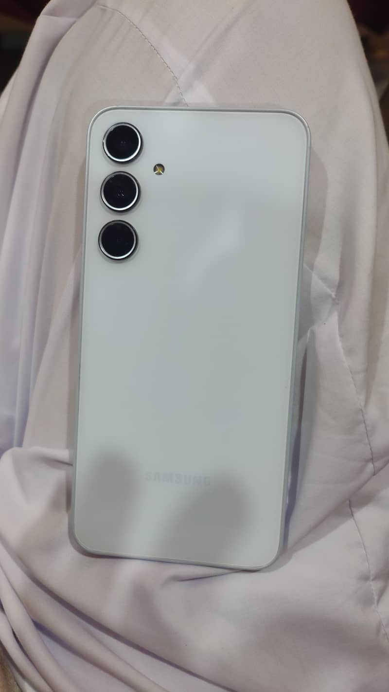 8/256 10 by 10 condition 2 month used phone he with box original 4