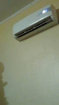 1 ton Haier Non inverter A . C
