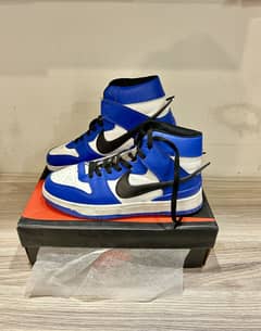 NIKE